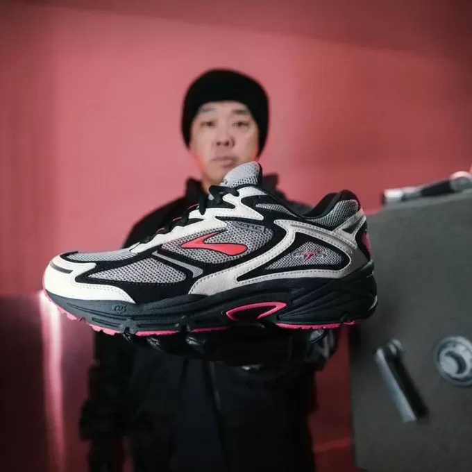 Brooks STAPLE x Adrenaline GTS 4