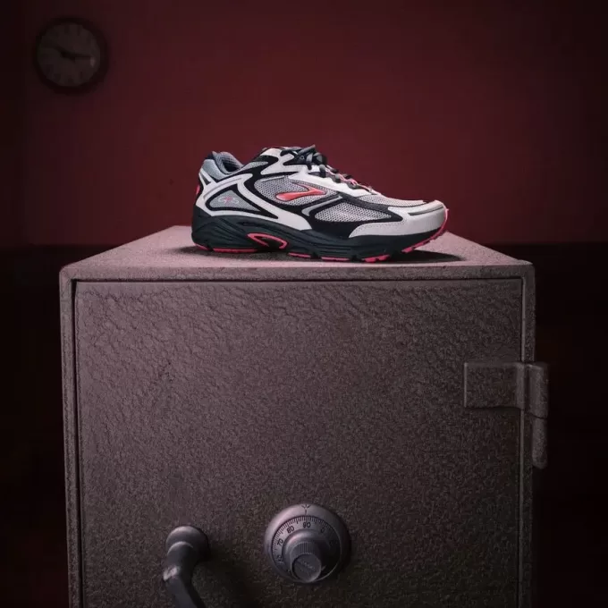 Brooks STAPLE x Adrenaline GTS 4 Brooks STAPLE x Adrenaline GTS 4