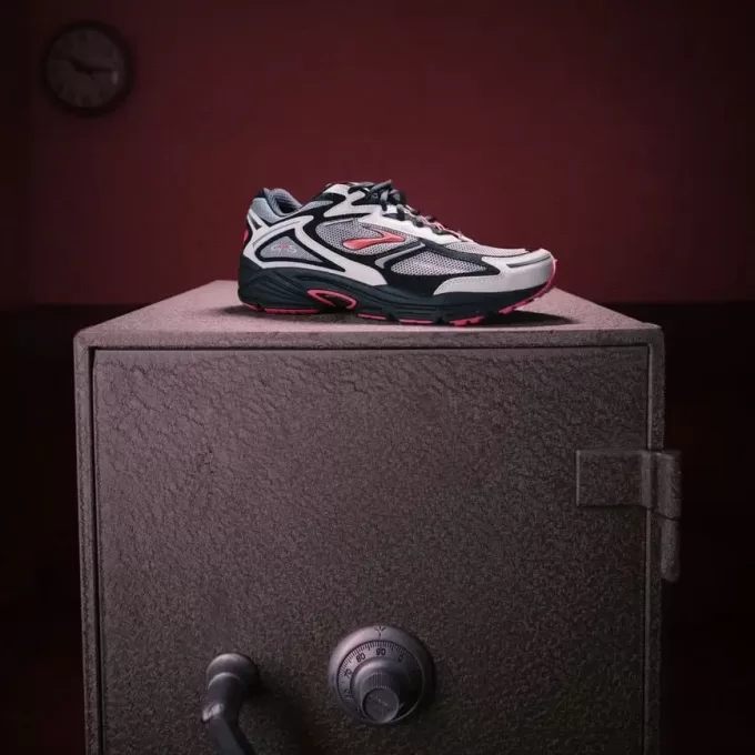 Brooks STAPLE x Adrenaline GTS 4